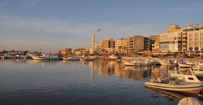 Hafen von Tartous in Syrien mit Booten und Häusern